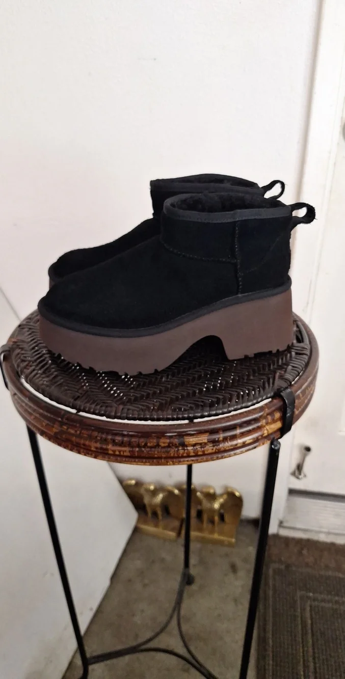 UGG Ultra Mini New Heights Women’s Size 8 Black Suede Platform Boots 1158311